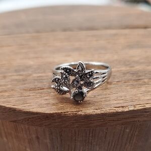 Sterling Silver Floral Black Stone Ring Size 7.5 R821